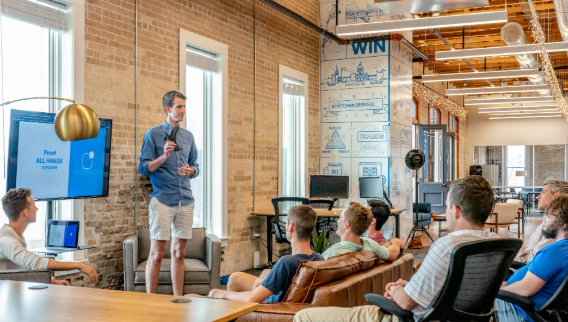 Equipo de ZUREK THINK GREEN en reunión estratégica de planeación de obra.